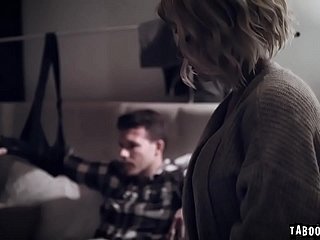 Stepmom Kit Mercer, dando-lhe enteado algum alívio usando sua boca milfy