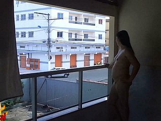 Alla moglie piace mostrare il suo corpo nudo per tutto il quartiere