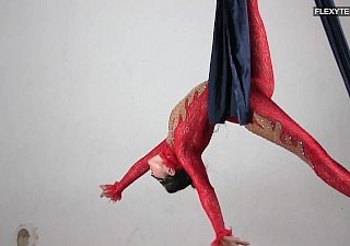 Flexibler nacktes Babe Agnes Feher