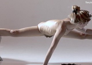 Thể dục lông nóng của Nga Rita Mochalkina