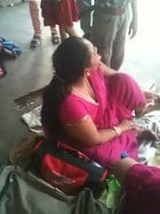 ایک ٹرین 2 اسٹیشن (O) پر Lord it over بھارتی MILF (O)